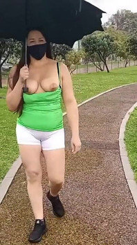 Plimbare în parcul rainy expunându-mi conturul pizdei