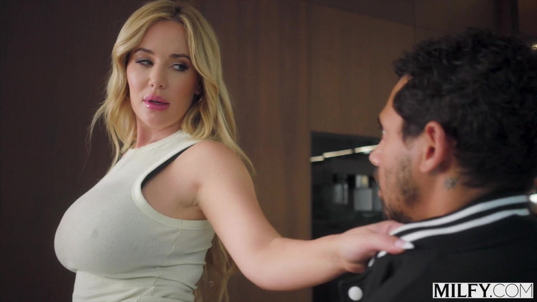 Milfy: Milfy affamata di anale stepom savannah seduce l'amico di suo...