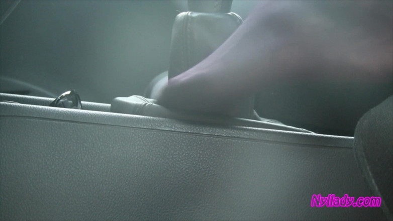 Nyllady: Nyllady's Footjob para Gearshift e Roda em meia-calça padronizada