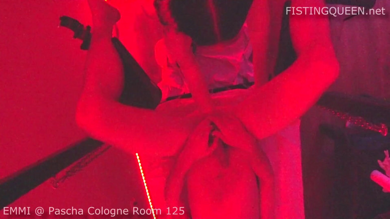 FISTINGQUEEN: Dominação feminina fisting extremo cotovelo profundo em bordel alemão