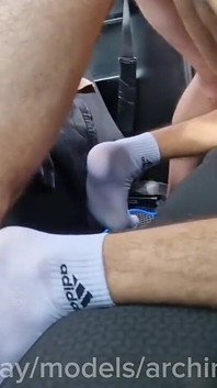 Yaoi, une étudiante hentai à grosse bite chevauche la bite de son papa au bord de la route !