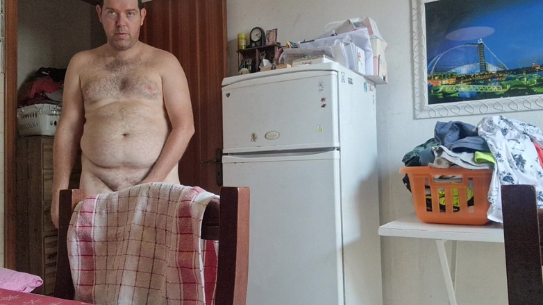 Mirko2589: Chlap je doma nahý