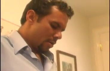 Perfect Porno: Uzun boylu muhteşem sarışın hizmetçi genç amcığını yalatıyor ve yaramaz...