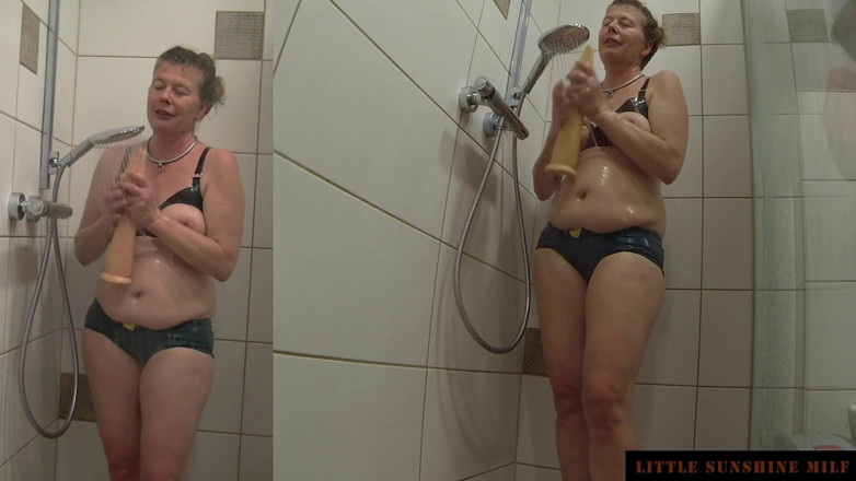 Little Sunshine MILF: 나와 샤워하는 고무 주먹