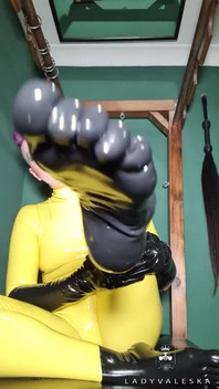 라텍스 발과 라텍스 장갑 숭배