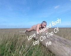 Andy: Pózuje na logu