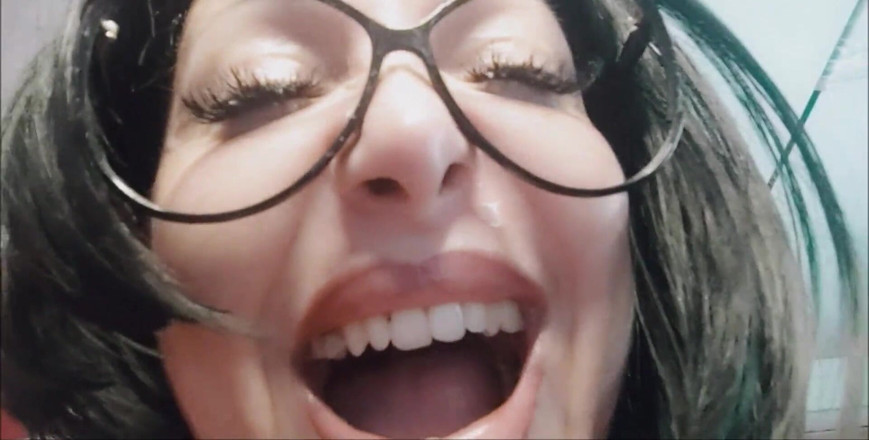 savannahamatoriale: Oh Deus! Esta gigante sexy precisa de mais homens como...