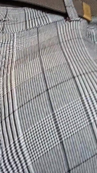 荷物を持って階段を上がる