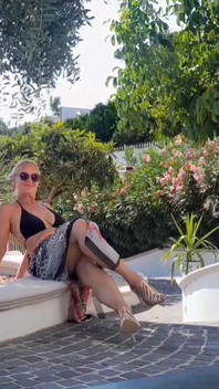 Pozowanie na świeżym powietrzu i seks Seleny na obcasach