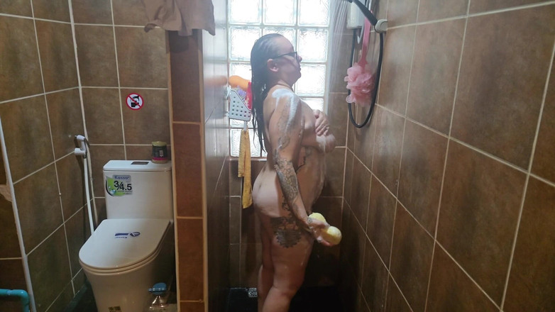 Jimbob Star Straight: Jade heeft een sexy zeepachtige douche en scheert