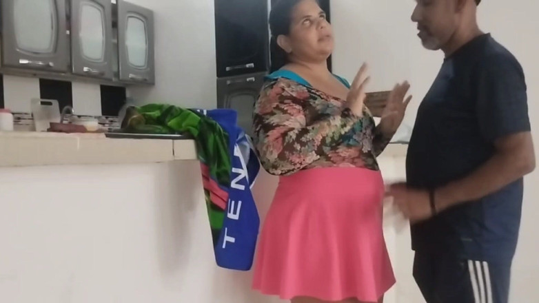 Adribella69: Găsesc o fată cu curul mare singură pe plajă, ajung...