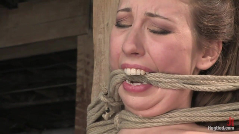 Hogtied by Kink: Una bella ragazza locale si applica su legata, 4 ore dopo è...