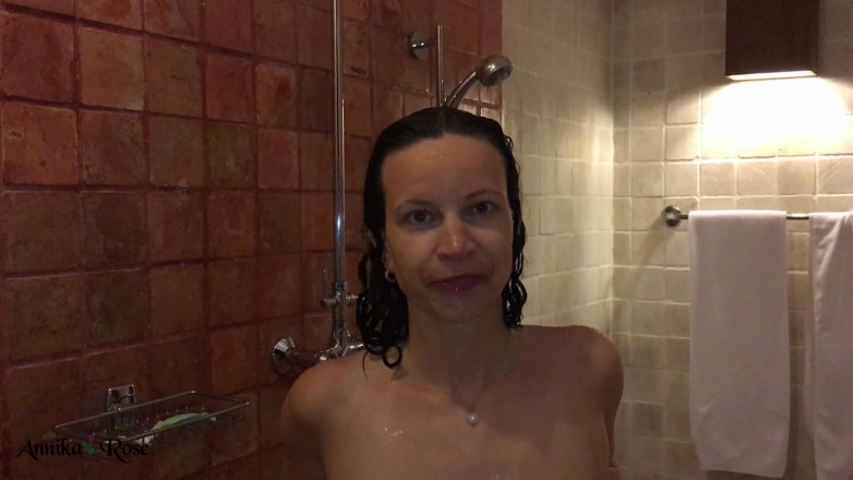 Annika Rose: Це тільки я прийми душ