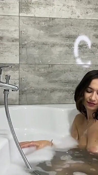 Une MILF à gros nichons caresse sa belle chatte dans la salle de bain (vidéo maison amateur réelle)