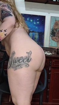 La hermanastra con pecho grande se engrasa el cuerpo y se masturba con su juguete