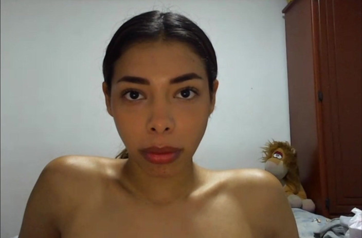 Colombianas amateur: Latina con grandi tette è Uan ed è nella sua stanza con...