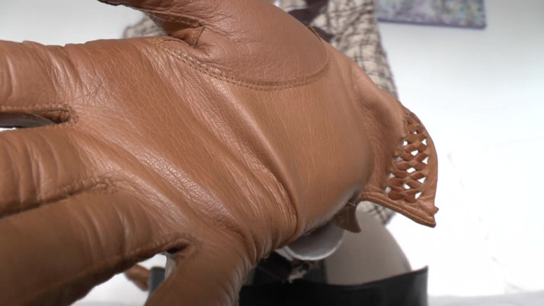 Lady Victoria Valente: Mendapatkan mood untuk sesi: diizinkan untuk mengendus sarung tangan kulit...