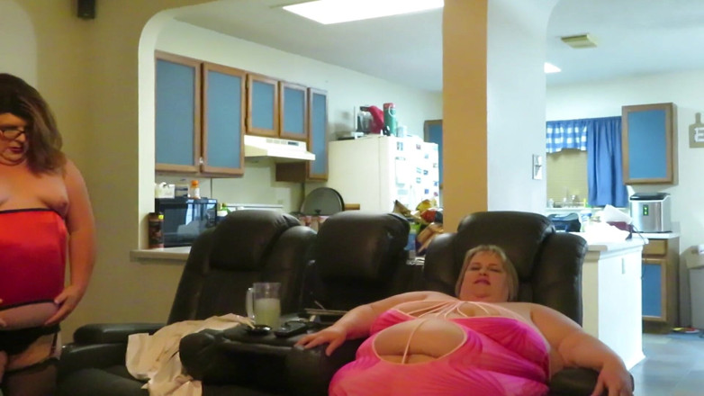 BBW nurse Vicki adventures with friends: İri güzel kadın şanslı Lexxi'nin itaatkarı ayakkabılarını giyiyor