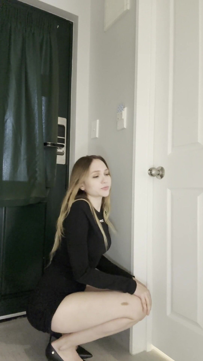 Alisa_Stone: Volevo andare in bagno e ho fatto la pipì in...