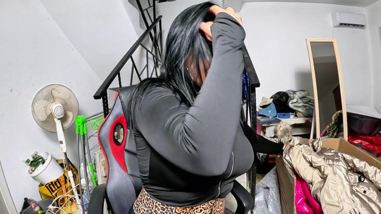 MilfyCalla: Dominantní milf kožešina s kapucí pod kazajka masturbace. Spandex stydké...