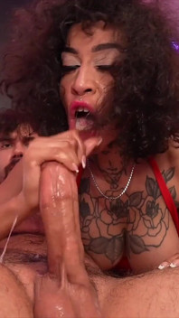 Feral goth schlampe ravyn alexa wird zerstört und vollgespritzt