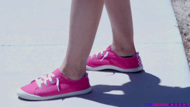 StepSiblings Caught: 계모가 떨어져 있는 동안 - S14:e3
