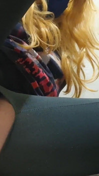 破れたヨガパンツのフェムボーイが彼女の尻を開けて大きなアナル中絶を受ける