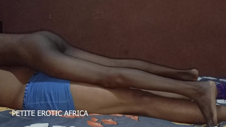 Petite Erotic Africa: 호텔 방에서 어색한 방법으로 섹스하는 아프리카 십대 아미라
