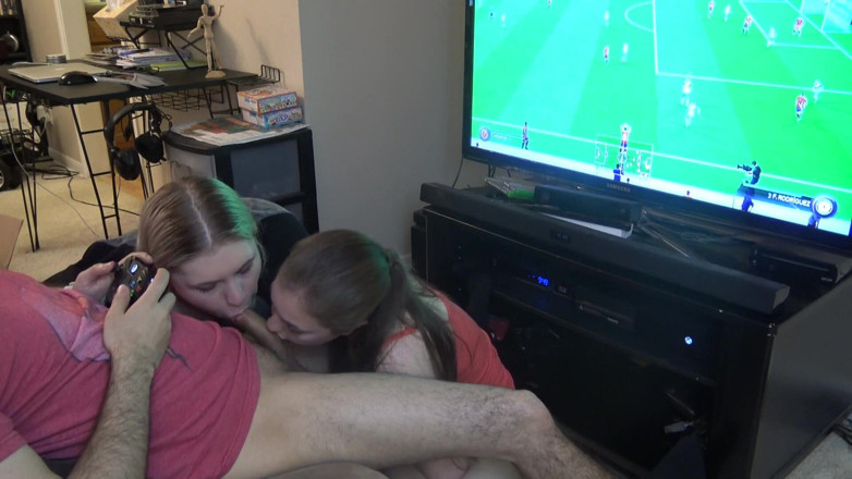 LustfulGeeks: Cowok ini lagi asik nyepong kontol fifa sampai didobel penterasi