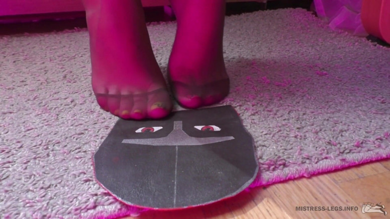 Mistress Legs: Cô chủ giẫm đạp ninja giấy của cô ấy