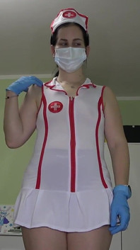 Robo Krankenschwester Anna masturbiert mit Latexhandschuhen und einer Maske