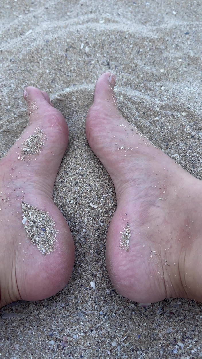 Young_strawberry: Dia da praia, esfregue meus grandes pés sensuais na areia