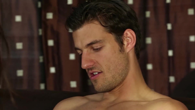 Massage Parlor: Выдающаяся массажистка ублажает большой член мужика