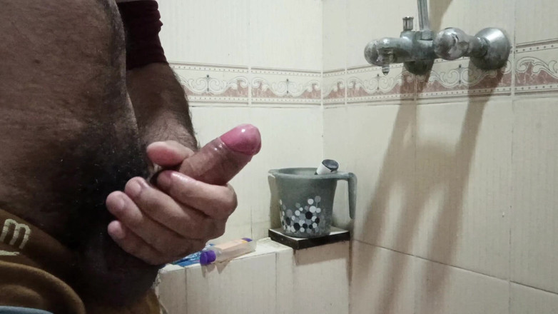 Brijesh 270: 少女从父母那找到了一个成人玩具，当他独自在家的时候拿走它