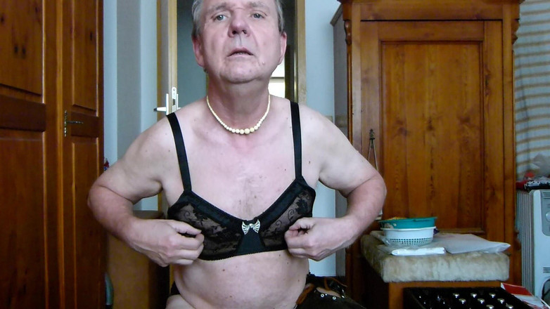 Andi Geil: 撸管胸罩和吊带裤的撸管尝试