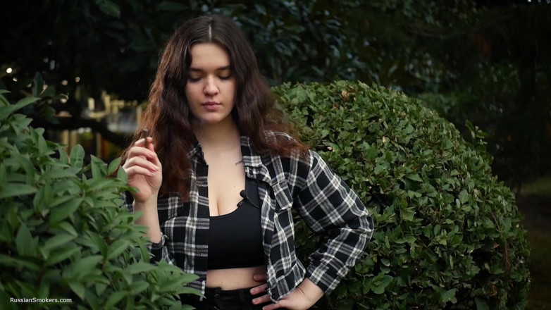 Russian Smokers: Tatlı ve büyük memeli Rus bebek doğada sigara içiyor