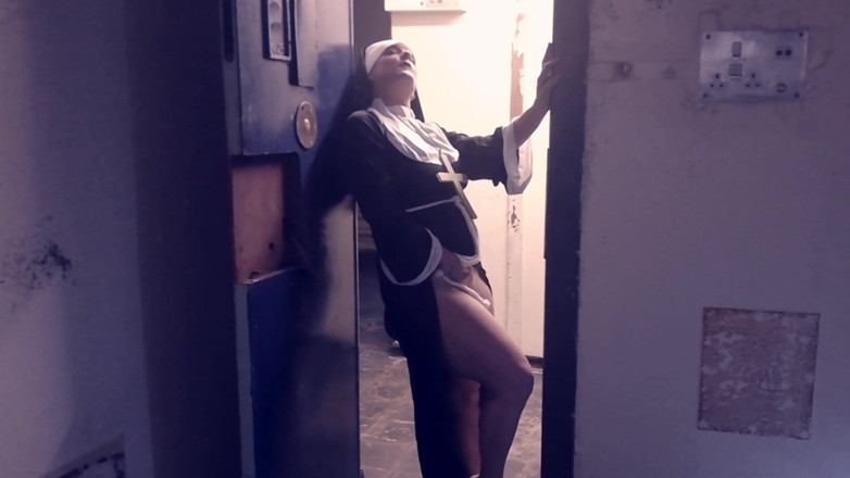 Kylie Britain Adventures: La monja Kylie es follada