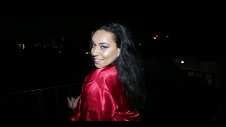 Anastasia Lux: 후장 정원에서 내 아름다운 젖탱이를 가지고 노는 나