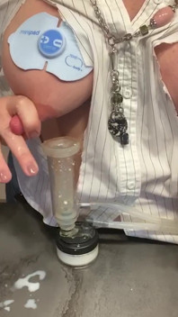 49세 MILF는 여전히 모유를 병에 담고 있습니다.