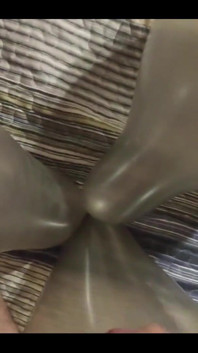 POV : éjaculation sur des ballons d’argent