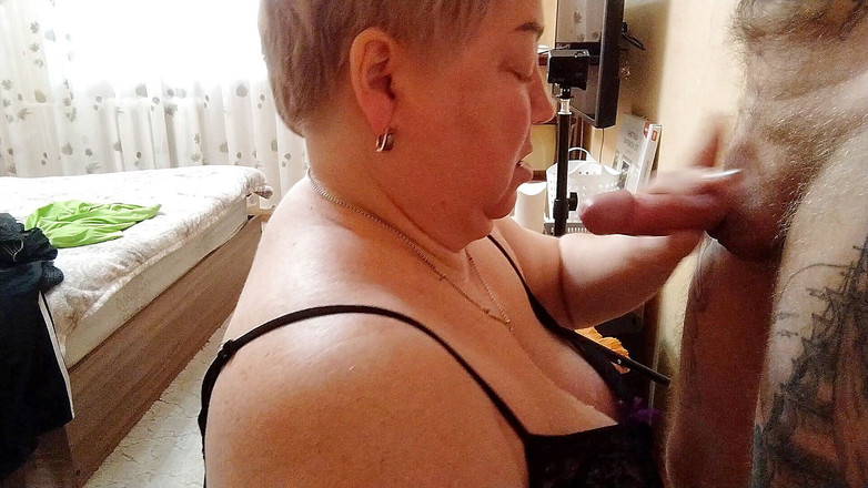 Zona901: Hace una mamada y recibe una porción de semen en...