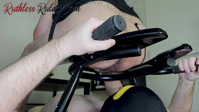 Ruthless ruler - maledom: Gassy ve kıllı göt deliğimi ye