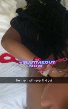 Slut me out: Hadiah spesial hari ulang tahun ibu tiriku yang ke-18