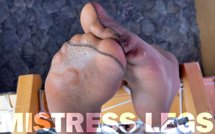 Mistress Legs: 亲吻并舔我穿着肉色连裤袜的湿润尼龙脚 第一人称视角