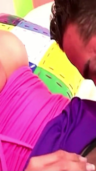 Sarışın ponpon kız travesti Sheyne sıkı göt deliğini kalın bir yarakla siktiriyor