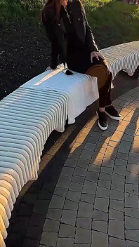 J'ai rencontré ma vieille camarade de classe dans un parc, mais elle m'a sucé la bite dans la rue