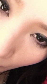 Asiatiska MILF Ayana påkommen med att onanera och få avsugning