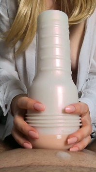 Milf met natuurlijke tieten trekt me af met zaklamp. Ik kom twee keer klaar