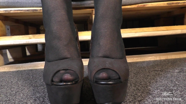 Mistress Legs: POV-fußmassage von nylonfüßen in schwarzer und weißer strumpfhose