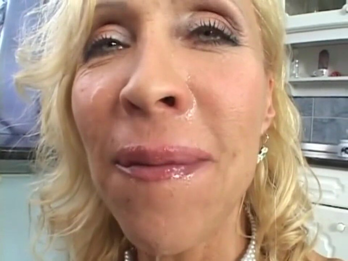 Milf in Love: Iubita mea o mamă sexy blondă cu țâțe mari